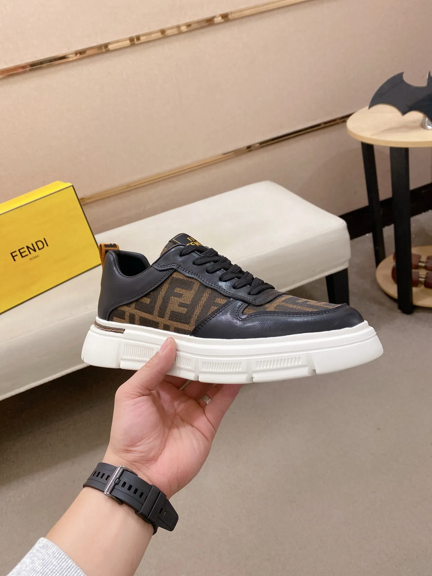 Factory price 400💰 (fendi) New style 👊🏻 upper 🇮🇹 imported cowhide fabric 🇩🇪 lining imported sheepskin lining. The original outsole is molded to highlight the identity of every man, and the upper foot is elegant and stable🚶🏻🚶🏻The high-end custom counters reproduce the original version📯No matter the wind or rain, the shoe last remains unchanged and can withstand the verification of time🔍️,🔵 Size: 38-44